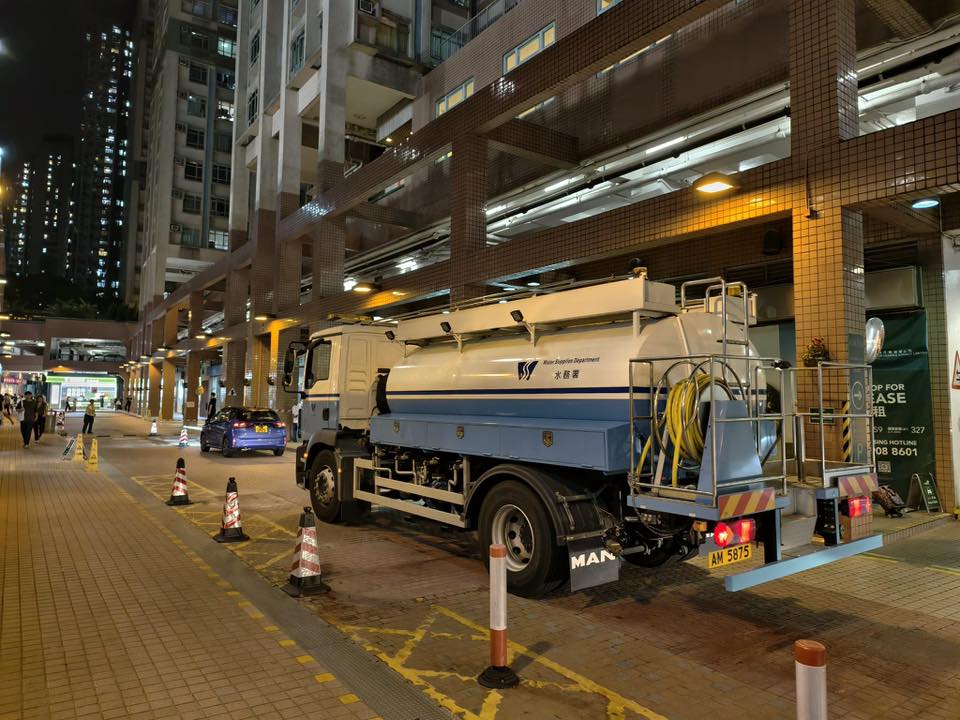 水務署正為受影響用戶提供臨時食水,包括至少5架水車及40個水箱。網上圖片 水務署正為受影響用戶提供臨時食水,包括至少5架水車及40個水箱。網上圖片