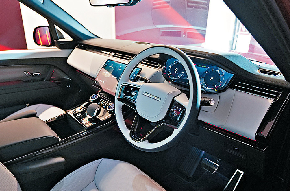 ■数码化车厢格局，改配专用三幅式軚盘。