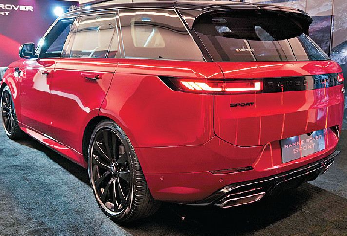 ■Range Rover Sport拥有较低矮五座位SUV外形，设计流畅。
