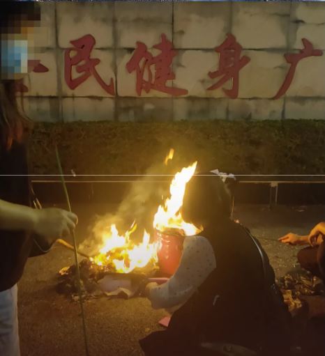 死者遺屬在現場路祭。網圖