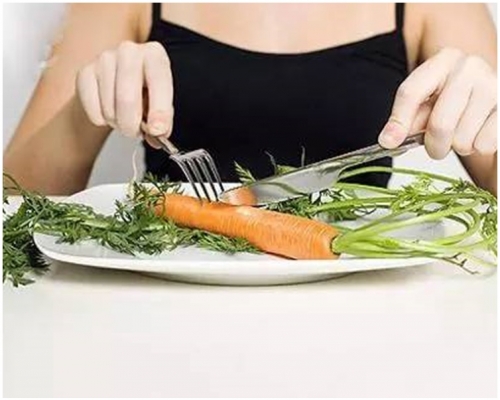 女子過度節食減肥反而損害身體。