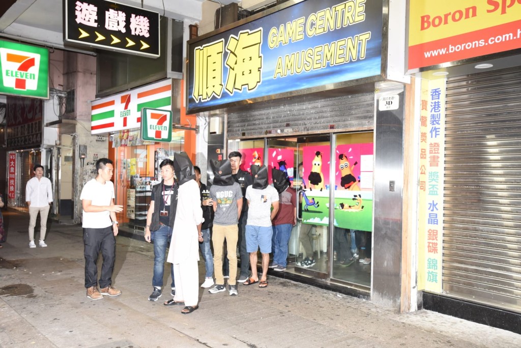 警方在油麻地窩打老道採取行動。