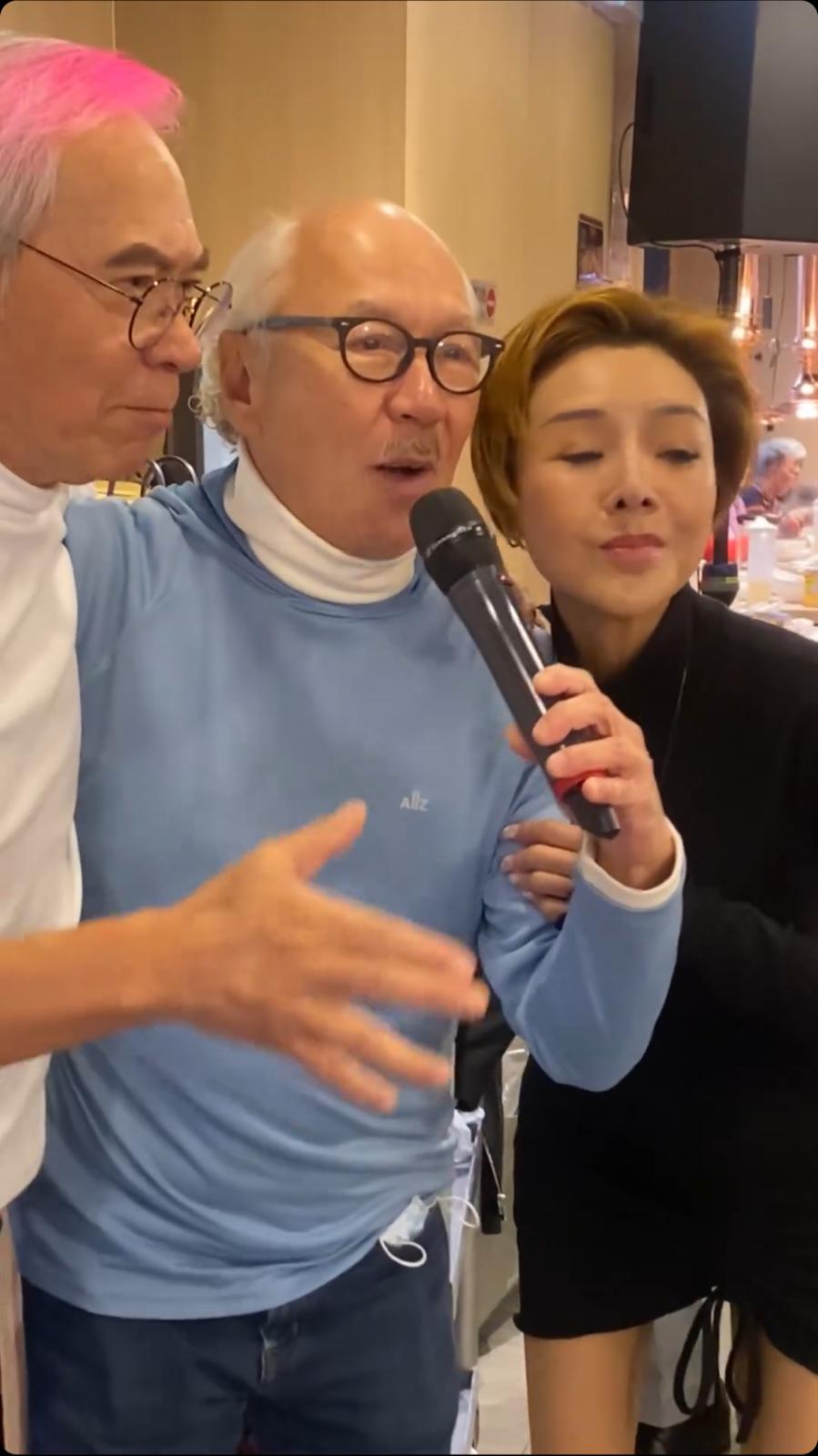 另一段影片中，李龍基則與90年代性感女星葉子楣（右）、久未露面的74歲陳國新（中）合唱。