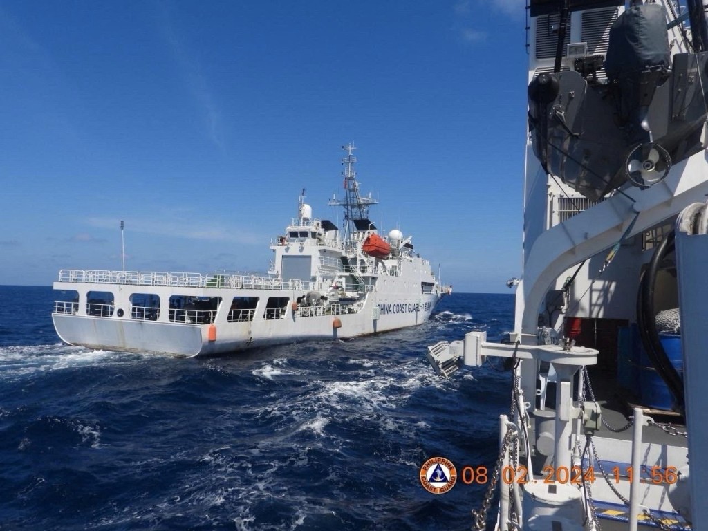 菲律宾舰艇早前闯黄岩岛，中国海警船驱离。(路透社)