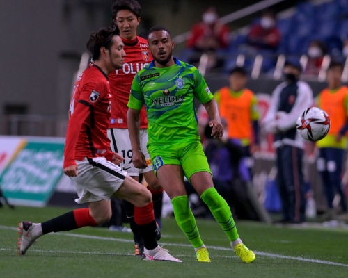 列奧拿(綠衫)的日聯處子騷，就是對浦和紅鑽。網上圖片