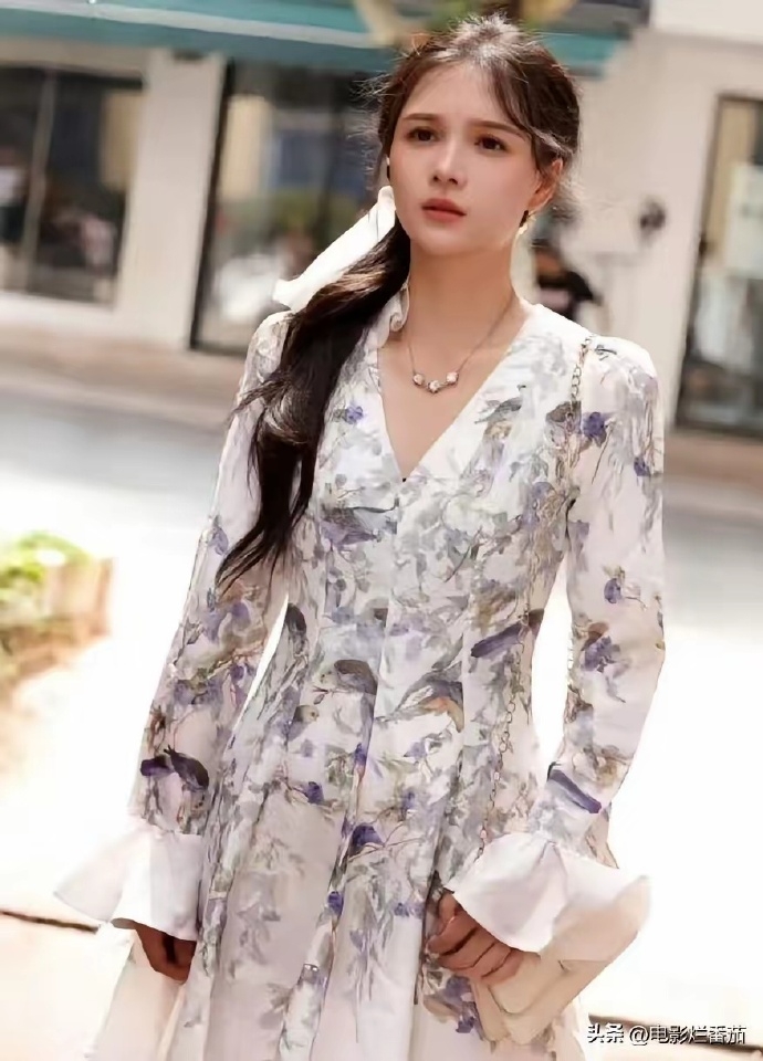 內地短劇女演員左一打助理。