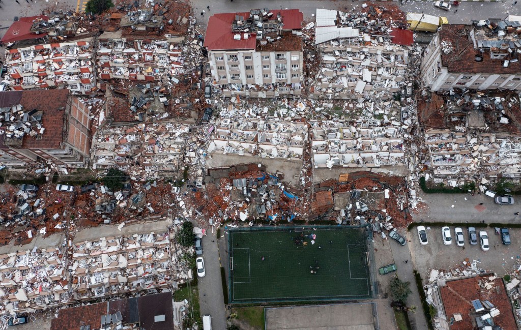地震後，土耳其東南部市區大樓「骨牌式」連環倒。網圖