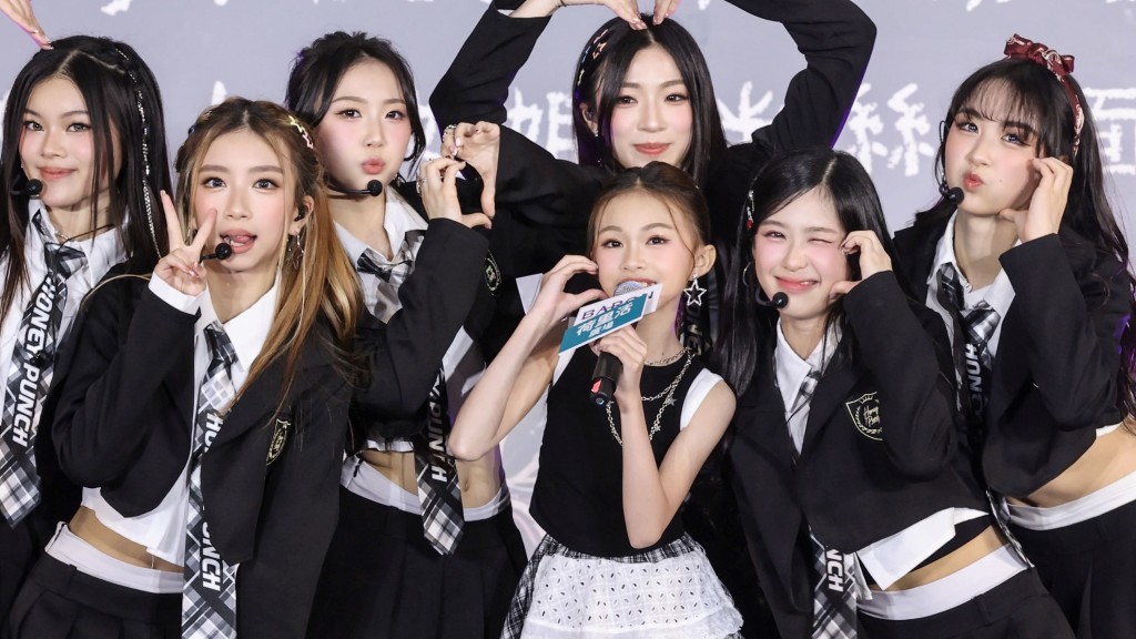 Honey Punch副隊長Jacey(左起)、 Colour、Keira、Chelsa(中後)、隊長Casey(右二)、Alma(右一)、小歌手Isabella吳欣彤(中前)