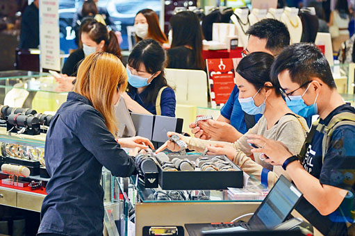 ■铜锣湾崇光百货公司进行促销，吸引市民前来购物 。