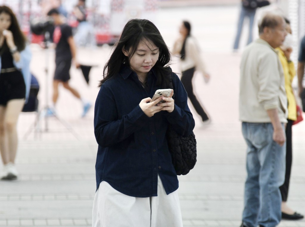 根據天文台九天天氣預測,下周一(17日)日間市區仍有26度,但周二(18日)最低只有17度。 根據天文台九天天氣預測,下周一(17日)日間市區仍有26度,但周二(18日)最低只有17度。