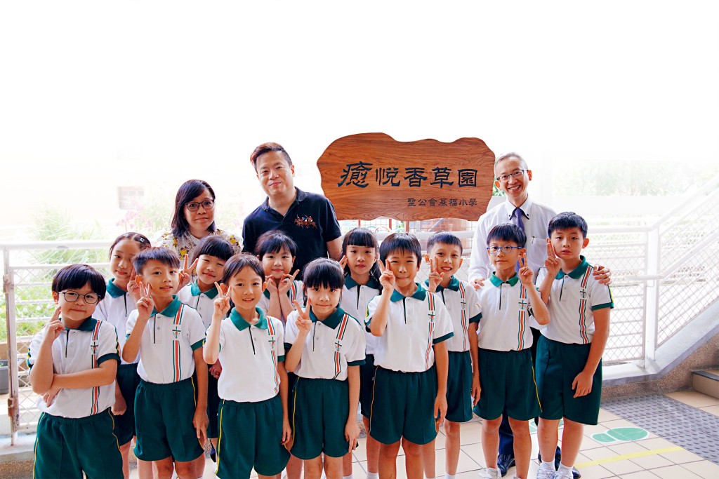 「癒悅香草園」促進同學重新連結自然,認識香草的作用,並透過香氣,療癒心靈。 「癒悅香草園」促進同學重新連結自然,認識香草的作用,並透過香氣,療癒心靈。