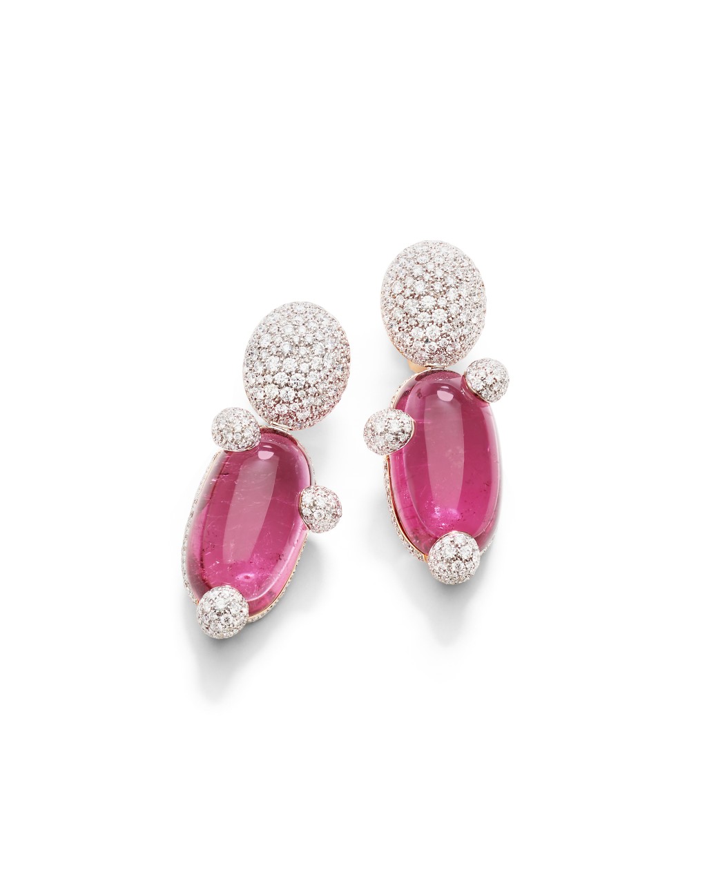Marvelous Griffe系列的十對耳環, 主石是弧形蛋面切割的彩色寶石, 將Pomellato的色彩美學發揮得淋漓盡致。圖為紅碧璽鑽石耳環。 Marvelous Griffe系列的十對耳環, 主石是弧形蛋面切割的彩色寶石, 將Pomellato的色彩美學發揮得淋漓盡致。圖為紅碧璽鑽石耳環。