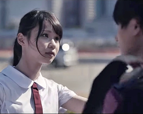 周庭喺MV中扮學生妹。
