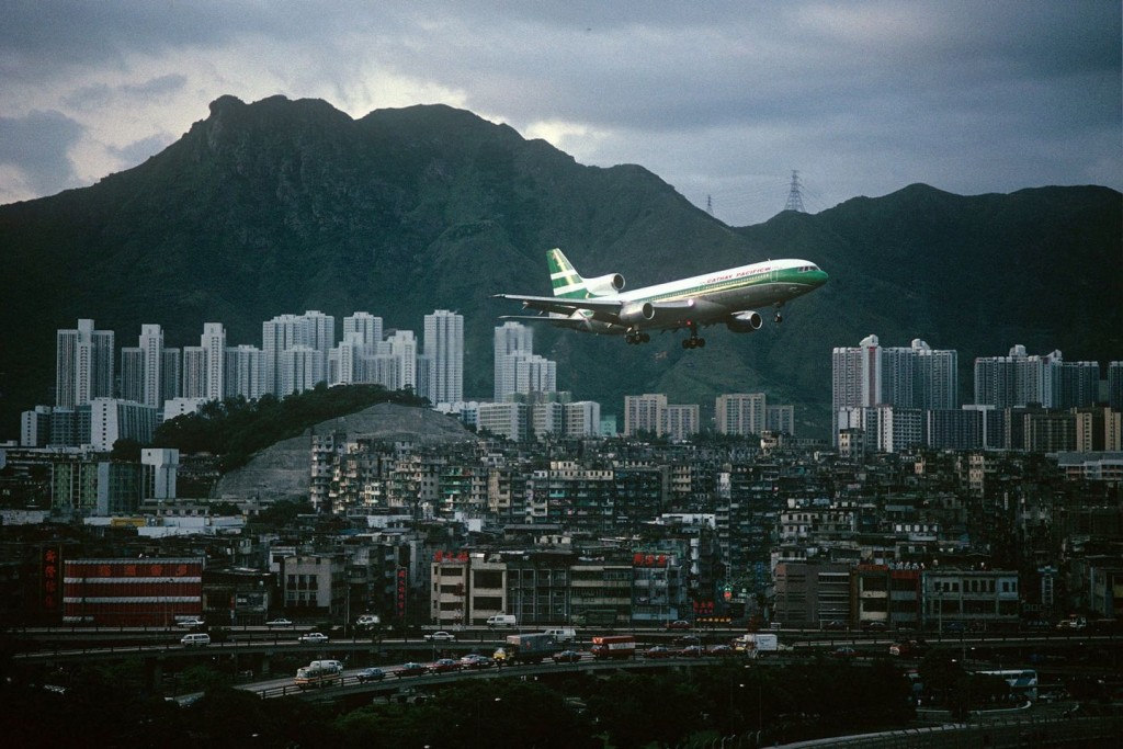 告別啟德機場25載｜Image: Greg Girard, Cathay Pacific Tri-Star and Kowloon Walled City, Hong Kong 1989