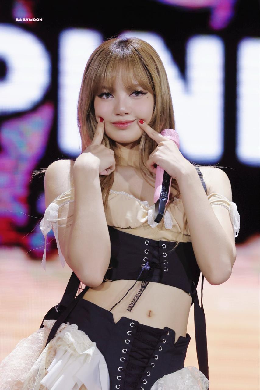 Lisa都擁有一頭金髮,其性格亦被指跟樂佩公主相似。 Lisa都擁有一頭金髮,其性格亦被指跟樂佩公主相似。