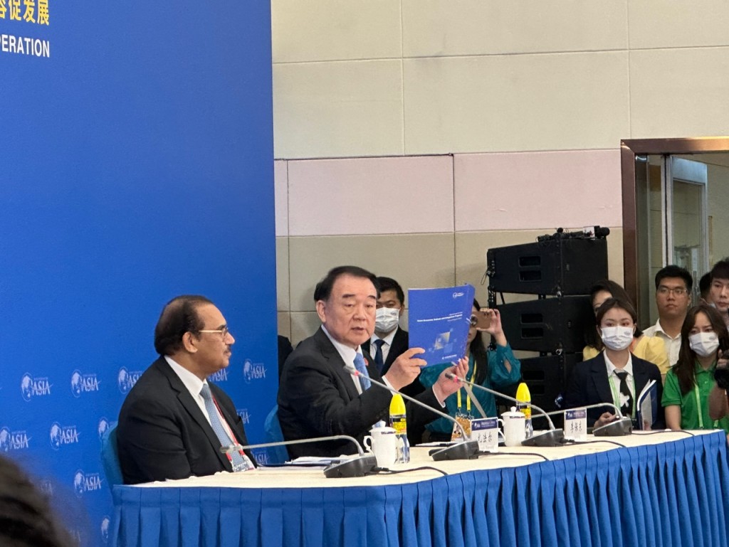 博鳌亚洲论坛开幕，秘书长李保东（左二）发言。（常彧璠摄）
