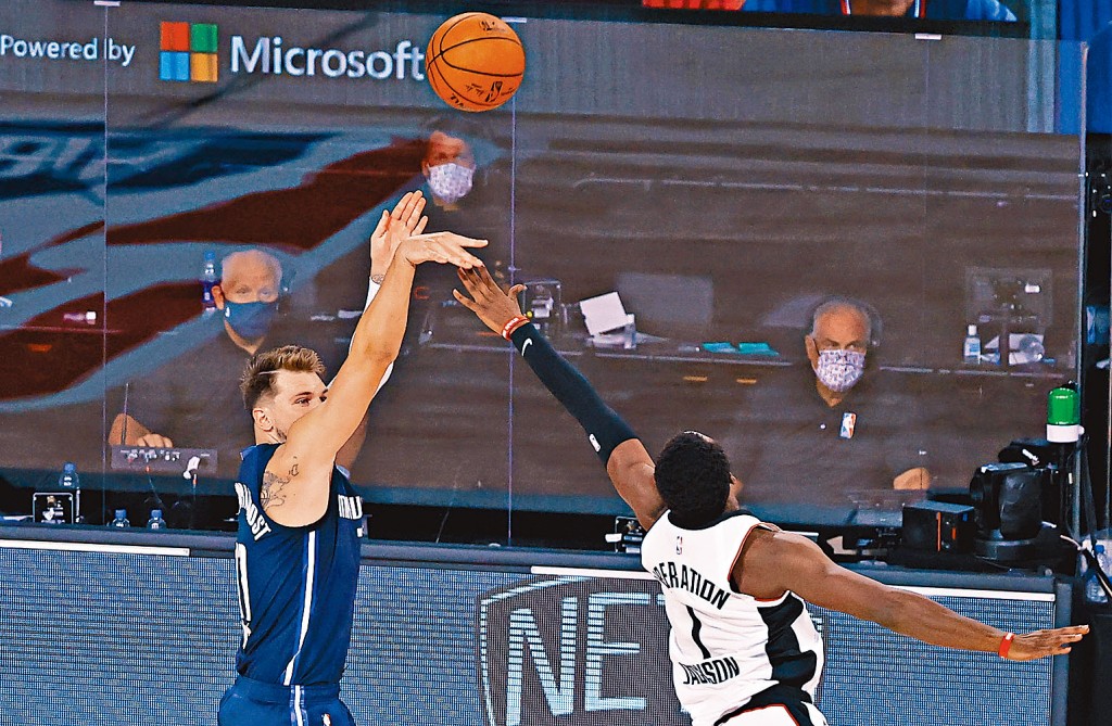 當積（左）於加時命中壓哨三分，領軍以135:133反勝快艇，追平場數2:2。