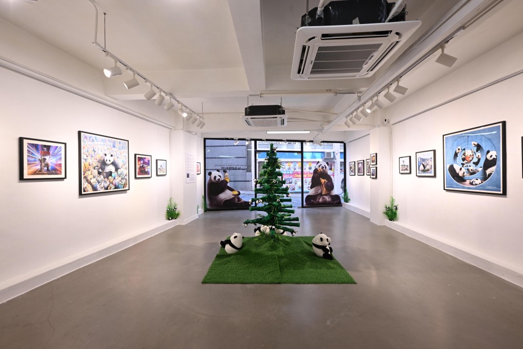 除熊貓藝術作品外，SurrealHK今次還與Fortnum & Mason合作，於展覽場地炮製了一個同樣具超現實玩味的聖誕角落