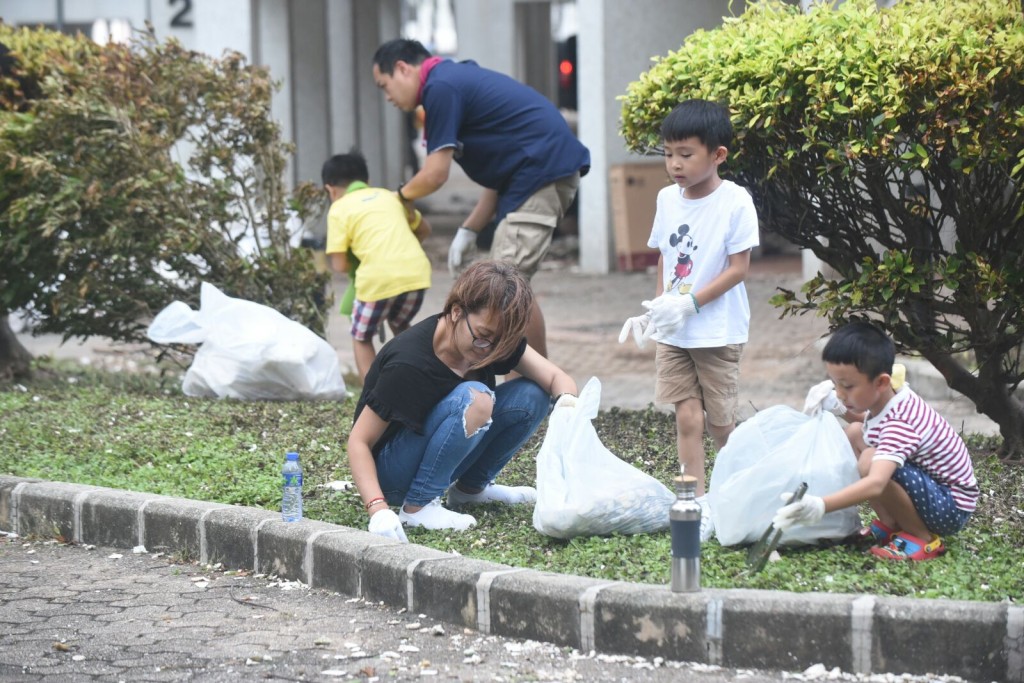 居民協助清理垃圾。徐裕民攝