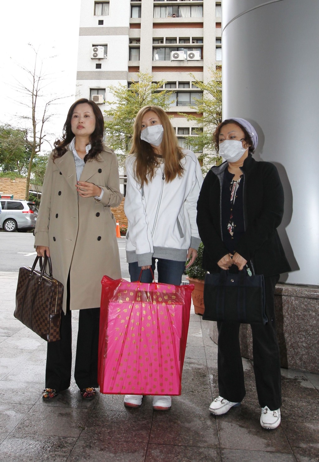 Makiyo在母親和律師到醫院探望傷者。