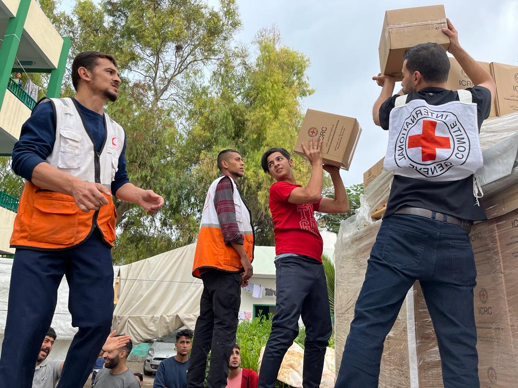 紅十字國際委員會、巴勒斯坦紅新月會人員及以色列紅大衛盾會致力提供人道救援服務，並呼籲各方保持克制，遵守國際人道法規定的義務，保護平民、人道救援人員以及醫療設施。紅十字會提供