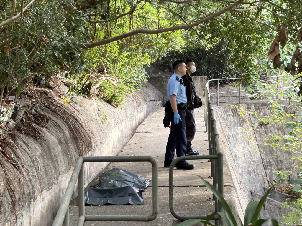 警方用帐篷遮蔽遗体。