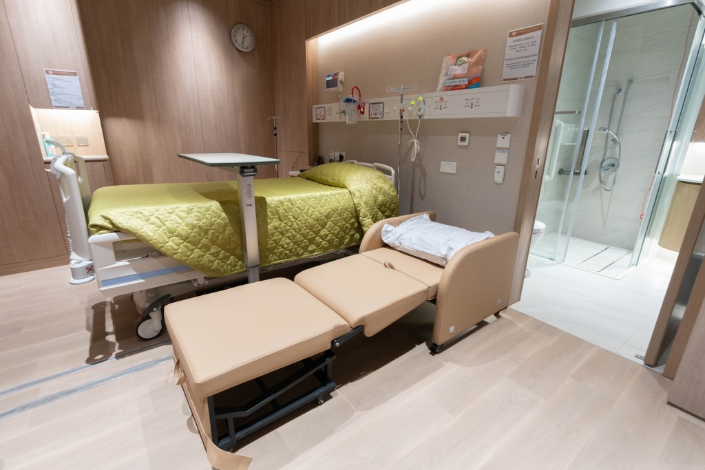 房間亦設有梳化床（俗稱「陪人床」），供產婦或患者家人陪伴時使用，非常體貼窩心。
