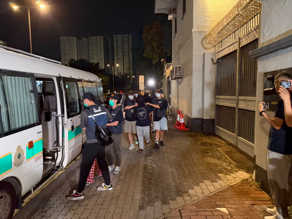 行動中,海關共拘捕27名男女,當中4人為持「行街紙」的南亞裔人士。曾志恒攝 行動中,海關共拘捕27名男女,當中4人為持「行街紙」的南亞裔人士。曾志恒攝