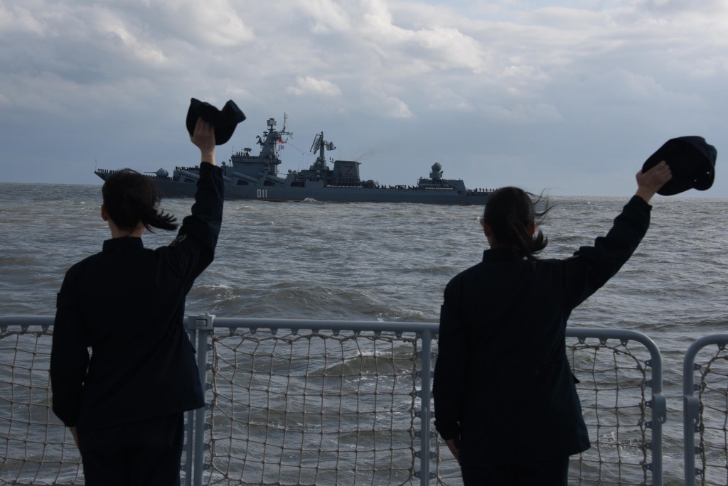 中国海军向离去的俄国海军致意。