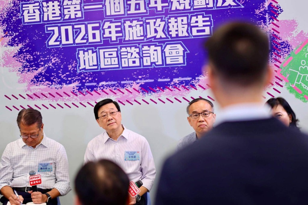 李家超細心聆聽市民的意見。李家超fb 李家超細心聆聽市民的意見。李家超fb