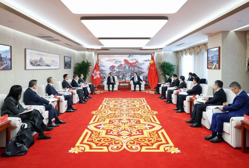 中央港澳工作办公室主任、国务院港澳事务办公室主任夏宝龙在北京会见财政司司长陈茂波一行。