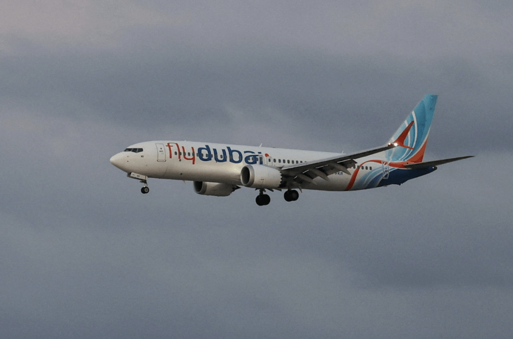 一架由杜拜飞往以色列特拉维夫的杜拜航空（flydubai）客机，周三（9月30日）发生骇人驾驶舱袭击事件，轰动国际。