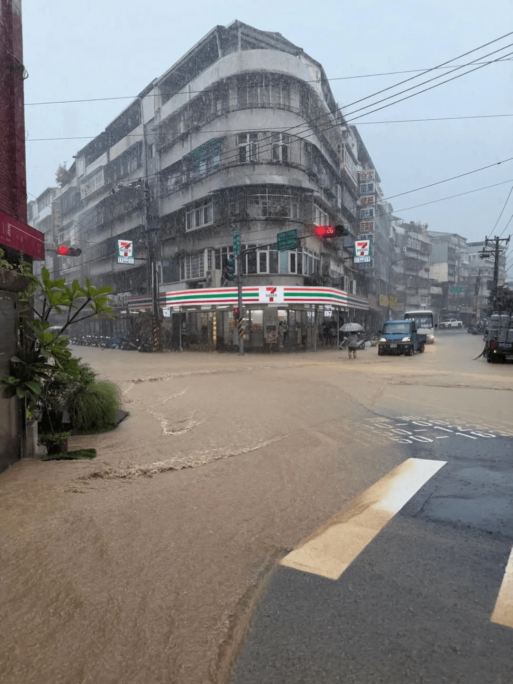 台湾广泛地区暴雨。 threads