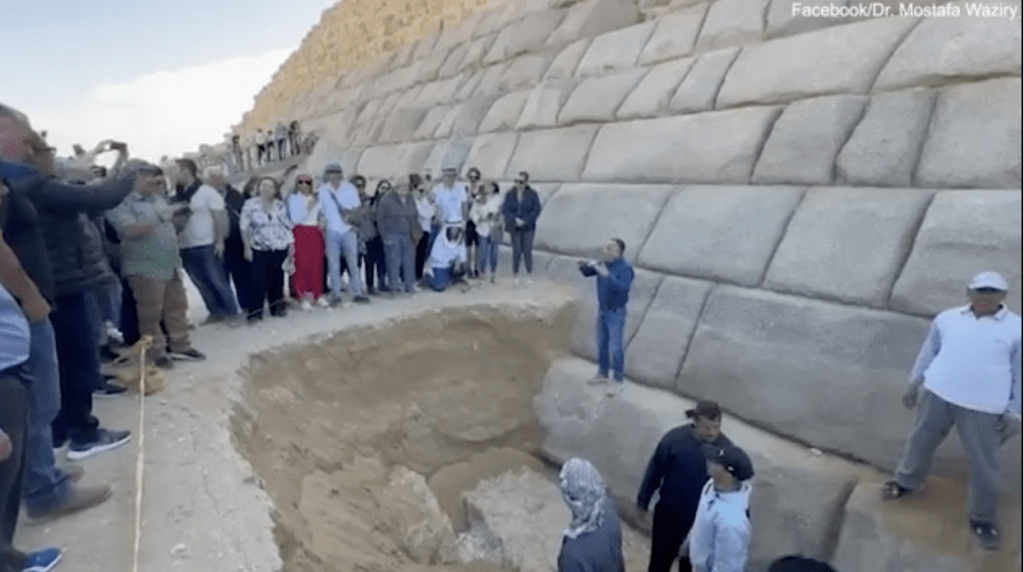 埃及政府原先计划修复门卡拉金字塔的花岗岩层。