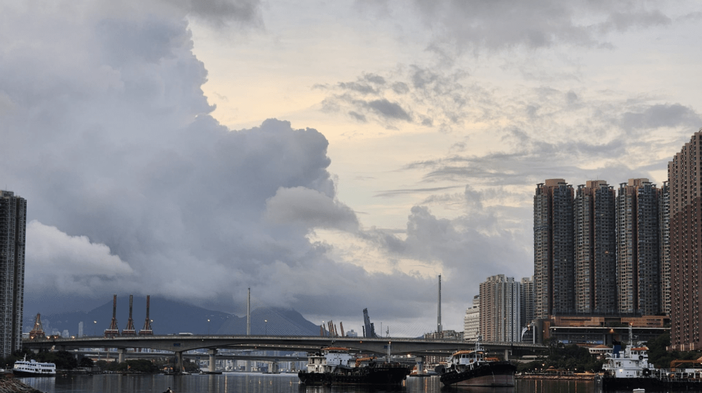 本港地區今日大致多雲，有幾陣驟雨。黎志偉攝