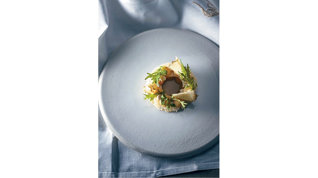 芹菜根「巴黎布列斯特」泡芙：煙燻芹菜根泥、發酵榅桲、芥菜葉。