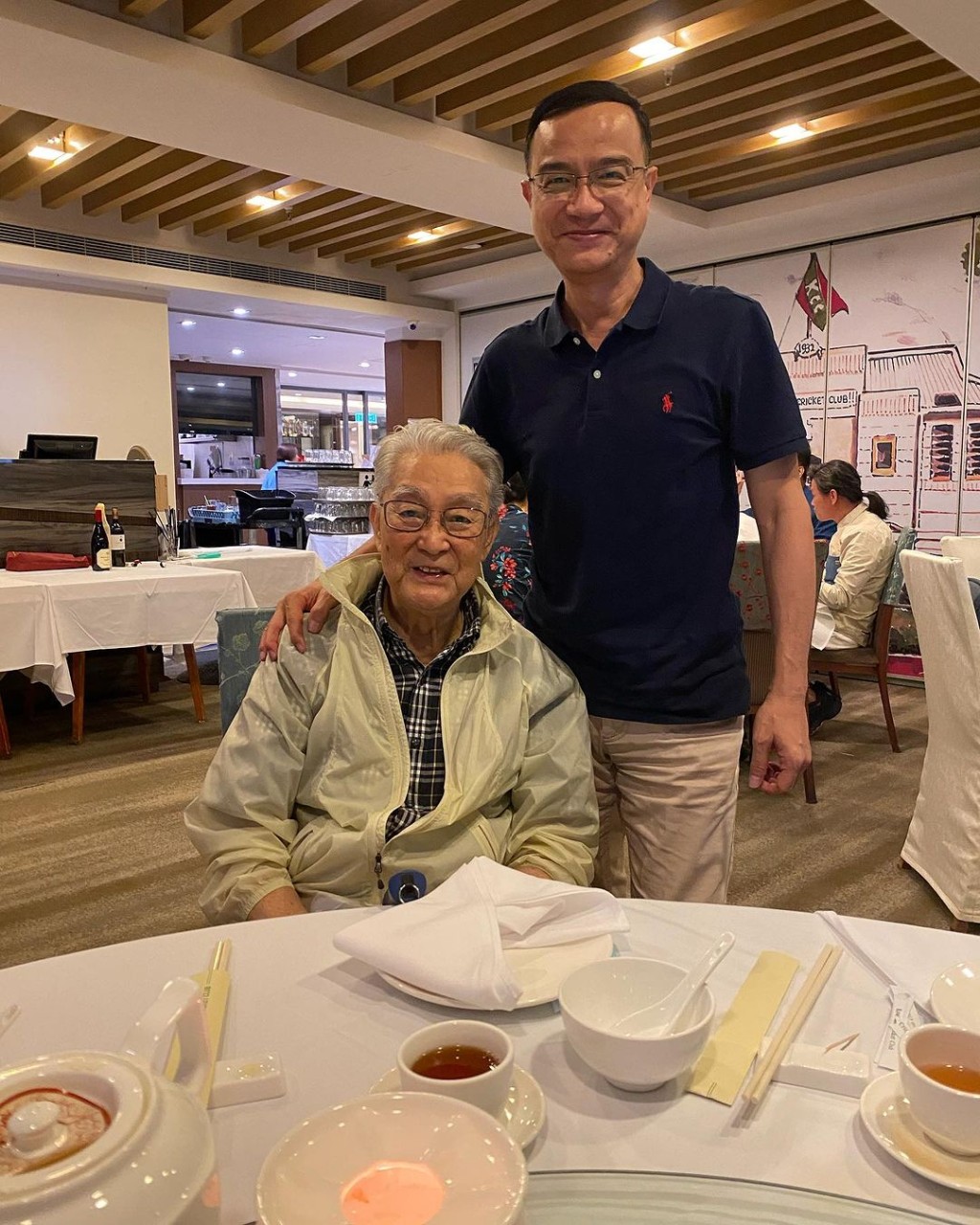钟志光去年10月曾分享与周骢的合照，还透露已经91岁的周骢依然记忆力好好。