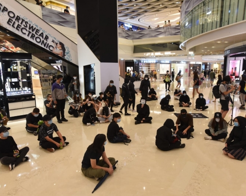 數十名身穿黑衣人士在YOHO MALL靜坐。