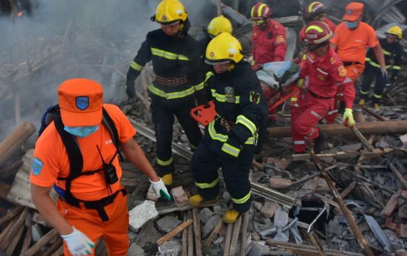 浙江槽罐車在高速公路爆炸波及多棟建築。網上圖片