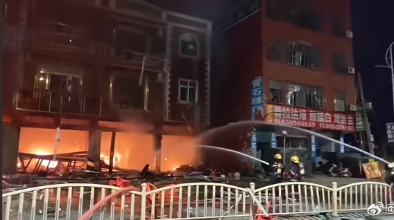 消防人員到場救火。 消防人員到場救火。