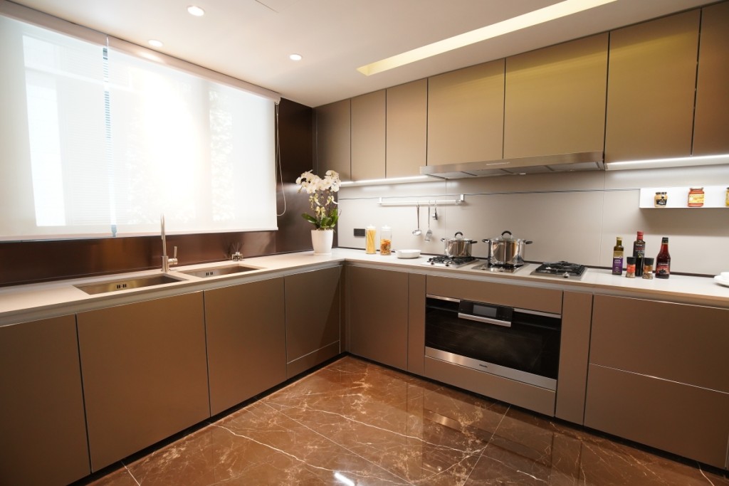 廚房空間寬敞，兼顧下廚及收納需要。（1號複式單位）