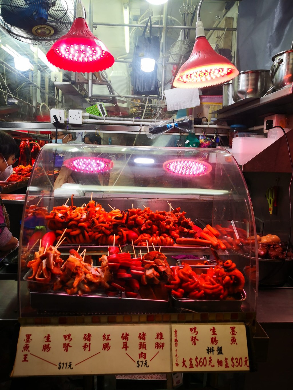 位於九龍灣宏光樓的港式滷味小店名為「鴻運」