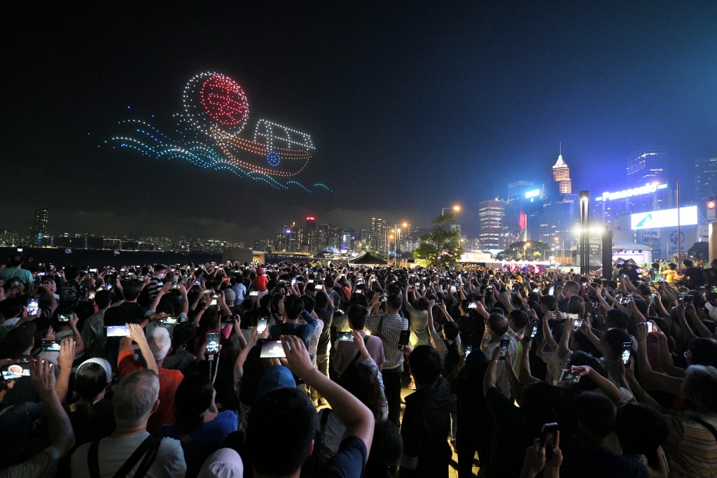 大量市民及游客在湾仔海滨围观并拍摄无人机表演。