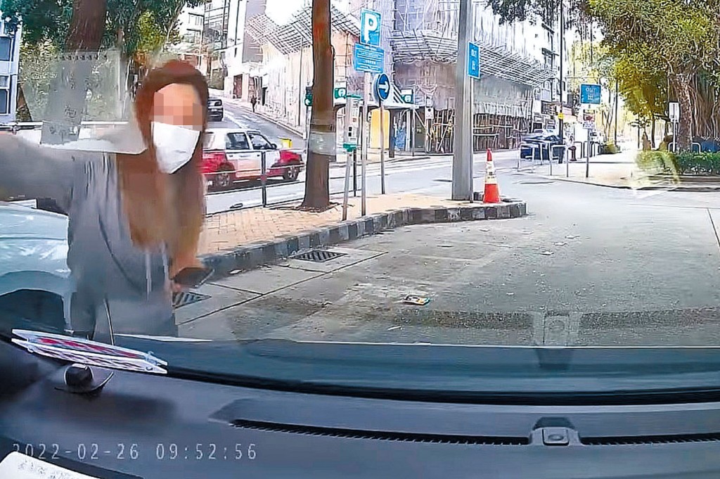 婦人「人肉」霸公眾咪表位，拒讓其他車輛停泊。
