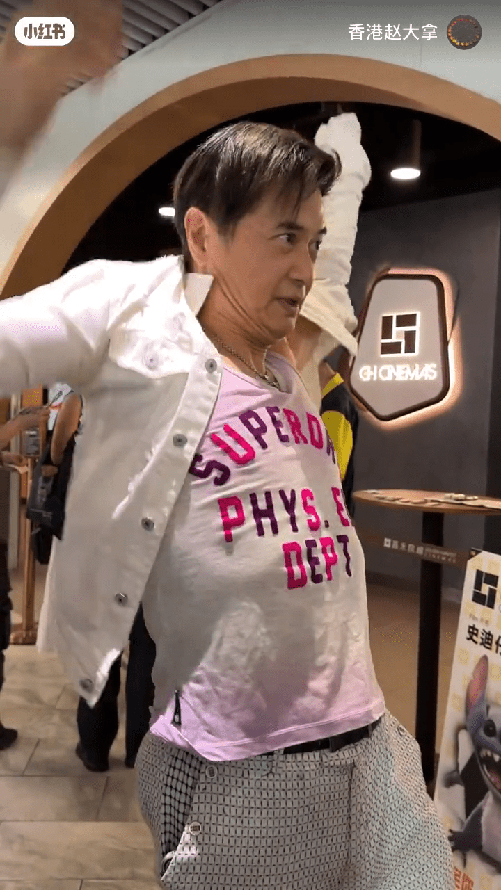 王維德的頸紋反映其真實年齡。 王維德的頸紋反映其真實年齡。