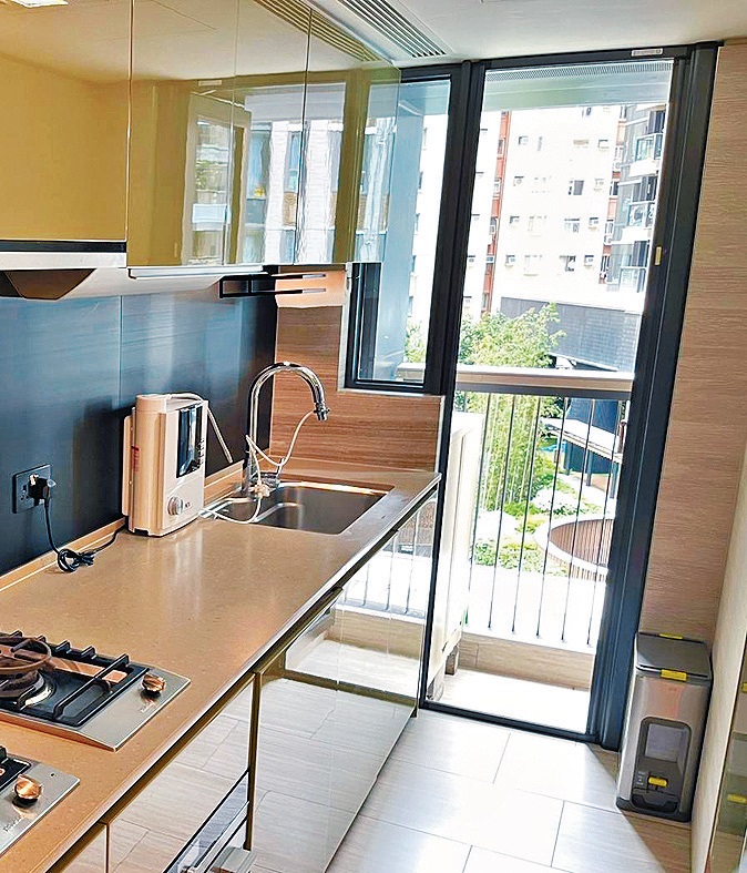 厨房设工作露台，住户可尽用户外空间。