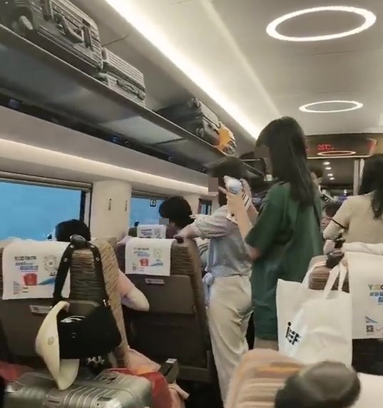 網上近日流傳一段「坐高鐵在桂林誤入童話世界」的短片。「新華網」微博官方頻道截圖