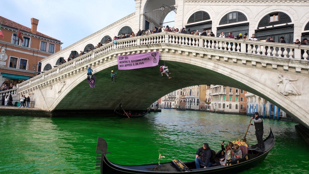 環保活動人士將威尼斯大運河染成綠色，抗議COP28無進展。 路透社