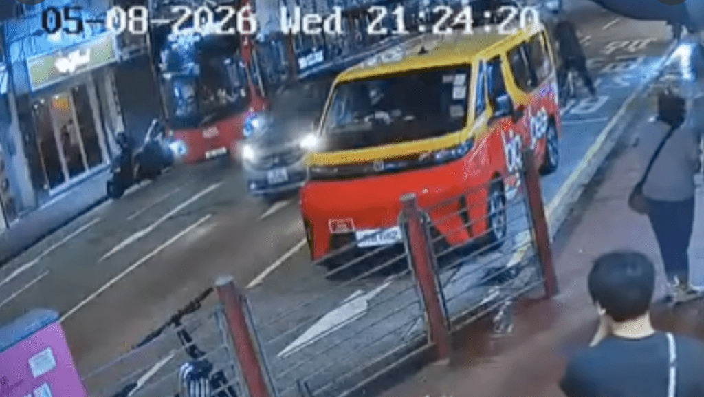 油麻地私家車燈位突高速倒車 撞後車再高速逃去 單車男險遭撞爆粗追罵。Facebook 車cam L（香港群組）影片截圖