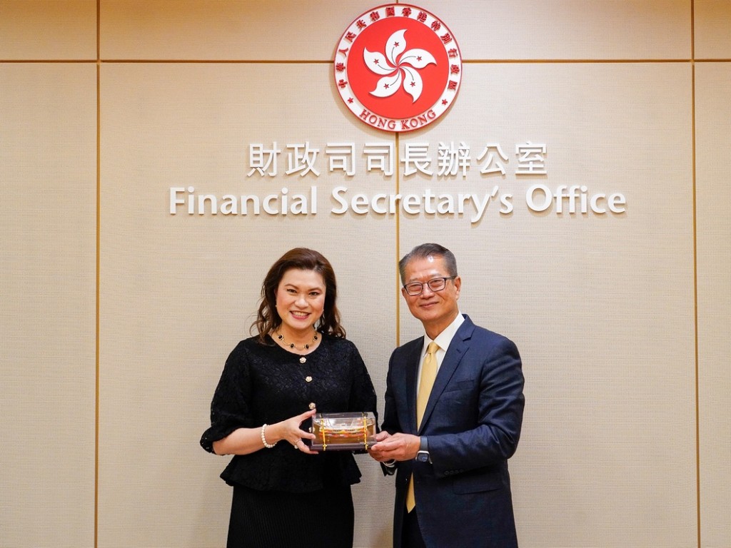 陳茂波在一帶一路高峰論壇期間，與泰國商務部副部長Dr Kirida Bhaopichitr會面。陳茂波網誌